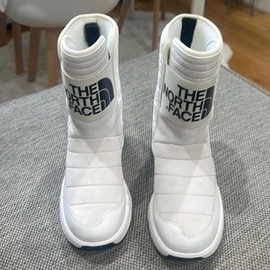 The North Face: Winter pull-on boot in white. Size 8